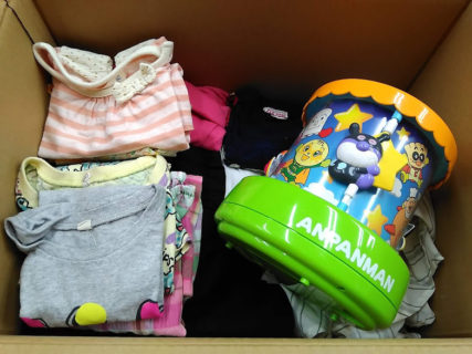 おもちゃや子供服などをお送り頂きました♪