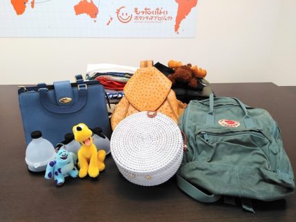 古着やバッグなどをお送り頂きました♪