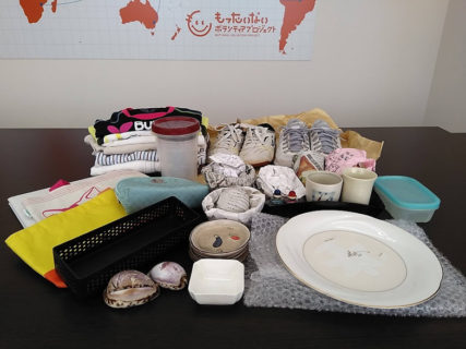 古着、食器、雑貨などをお送り頂きました♪